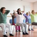 ¿Quieres hacer yoga en silla? Estas son las mejores posiciones para personas mayores de 50 Años