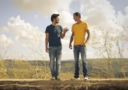 Reconectar con viejos amigos mejora tu salud mental según la ciencia