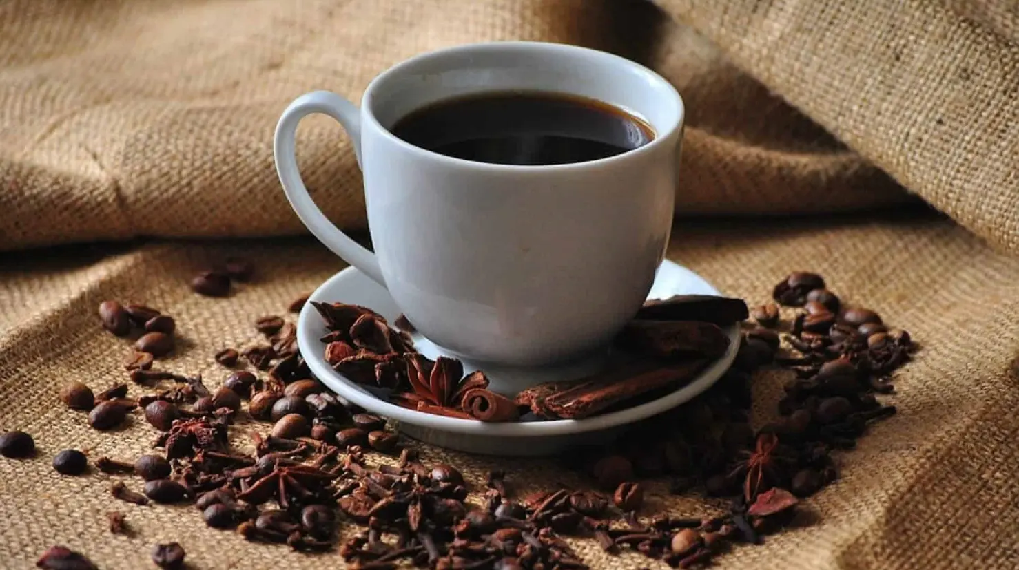 ¿Es bueno tomar café al despertarse? Esto dicen los expertos sobre los mejores horarios