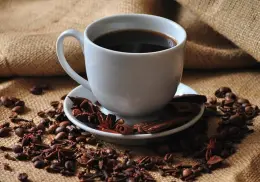 ¿Es bueno tomar café al despertarse? Esto dicen los expertos sobre los mejores horarios