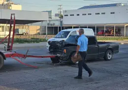 Choca pick up con remolque en la calle Jalisco, en Ciudad Obregón