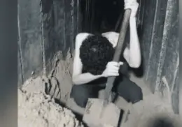 VIDEO | Rehén israelí es obligado a cavar su propia tumba