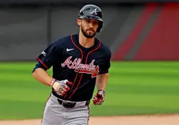 Eli White hace historia con un día de múltiples home runs  en el Speedway Classic
