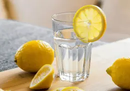 ¿Qué le ocurre a tu cuerpo si bebes agua con limón todos los días?