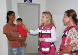 Lluvias dejan sin hogar a familia y son apoyadas por DIF