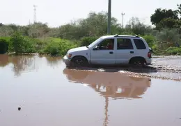 Vecinos se manifiestan por fugas de agua en colonias Santa Fe y Casa Real