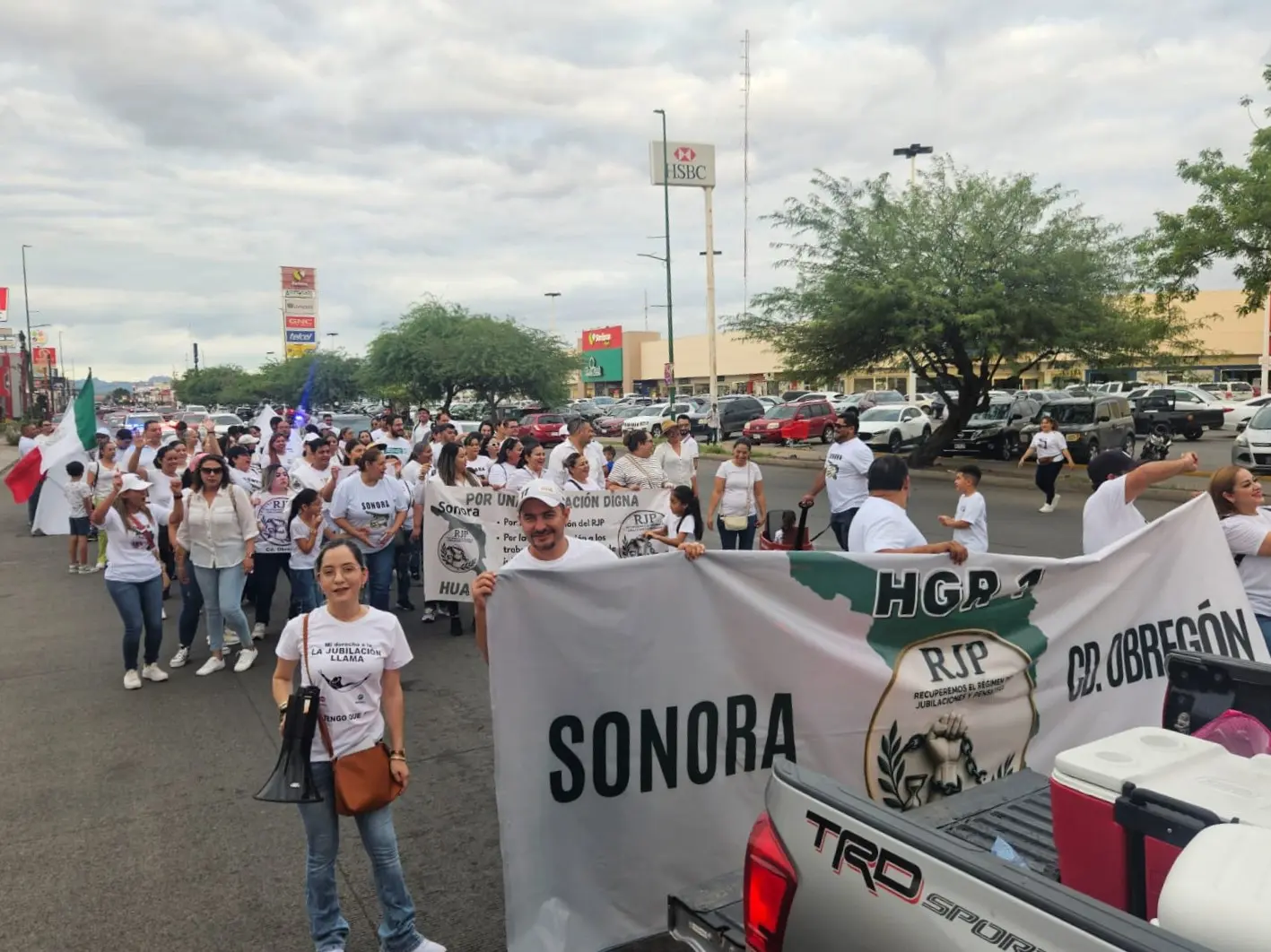 Marchan en Cajeme trabajadores del IMSS