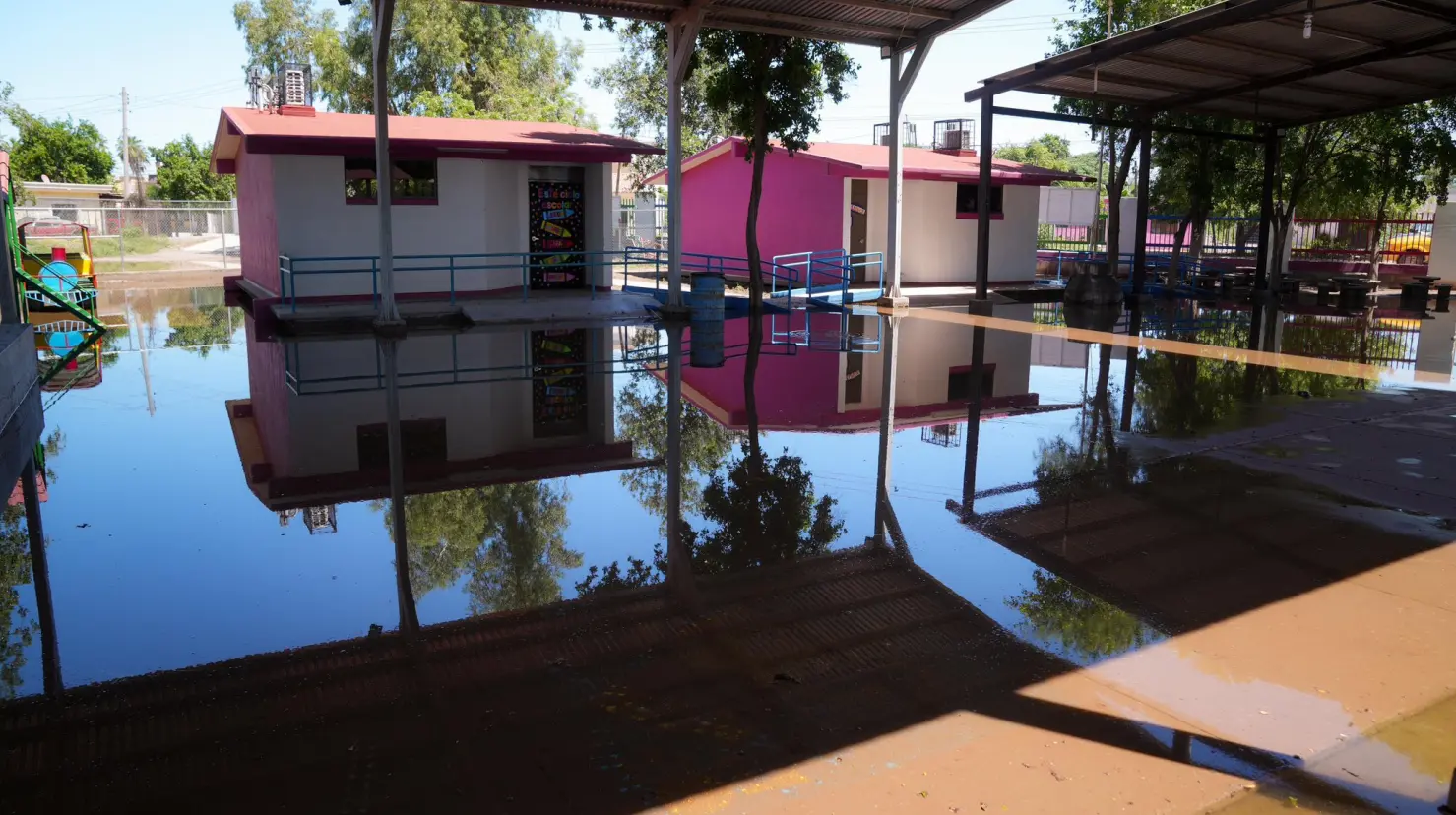 Se trata de la primaria “Profesora María de los Ángeles C. de Valdéz” y del preescolar Juan de la Barrera”, las cuales se vieron afectadas por inundación, en ambos casos en el exterior del plantel por lo cual desde el domingo la SEC inició con los trabajos de bombeo de agua.