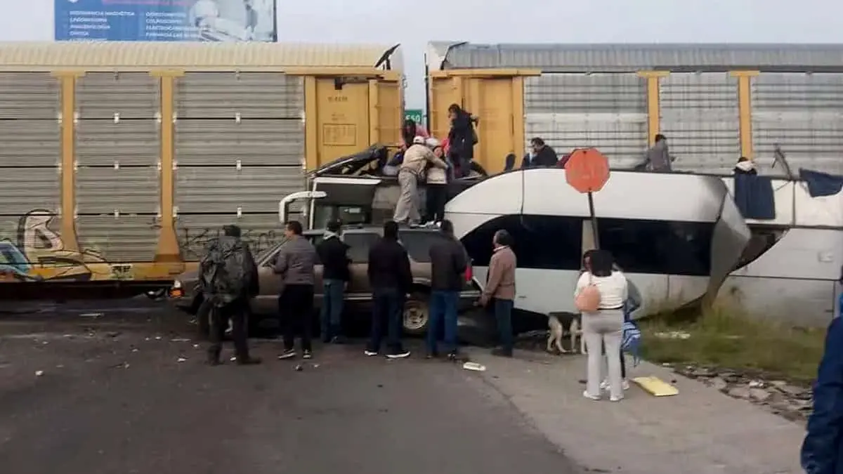 VIDEOS | Así se vio cómo un tren embistió a un camión de pasajeros doble piso