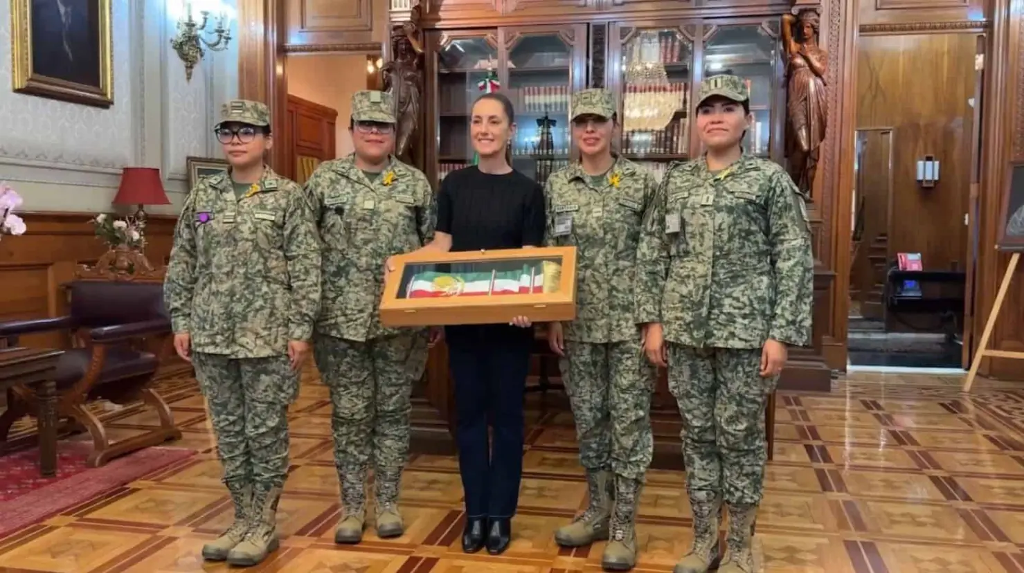 La prenda fue elaborada por mujeres militares de la Secretaría de la Defensa Nacional (Sedena). El Escudo Nacional fue bordado con hilos de canutillo en oro y plata