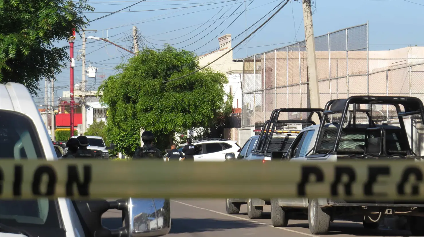 La escena del crimen fue resguardada por policías y militares, en tanto que peritos realizaban las indagatorias (Fotos: Roke Arballo)