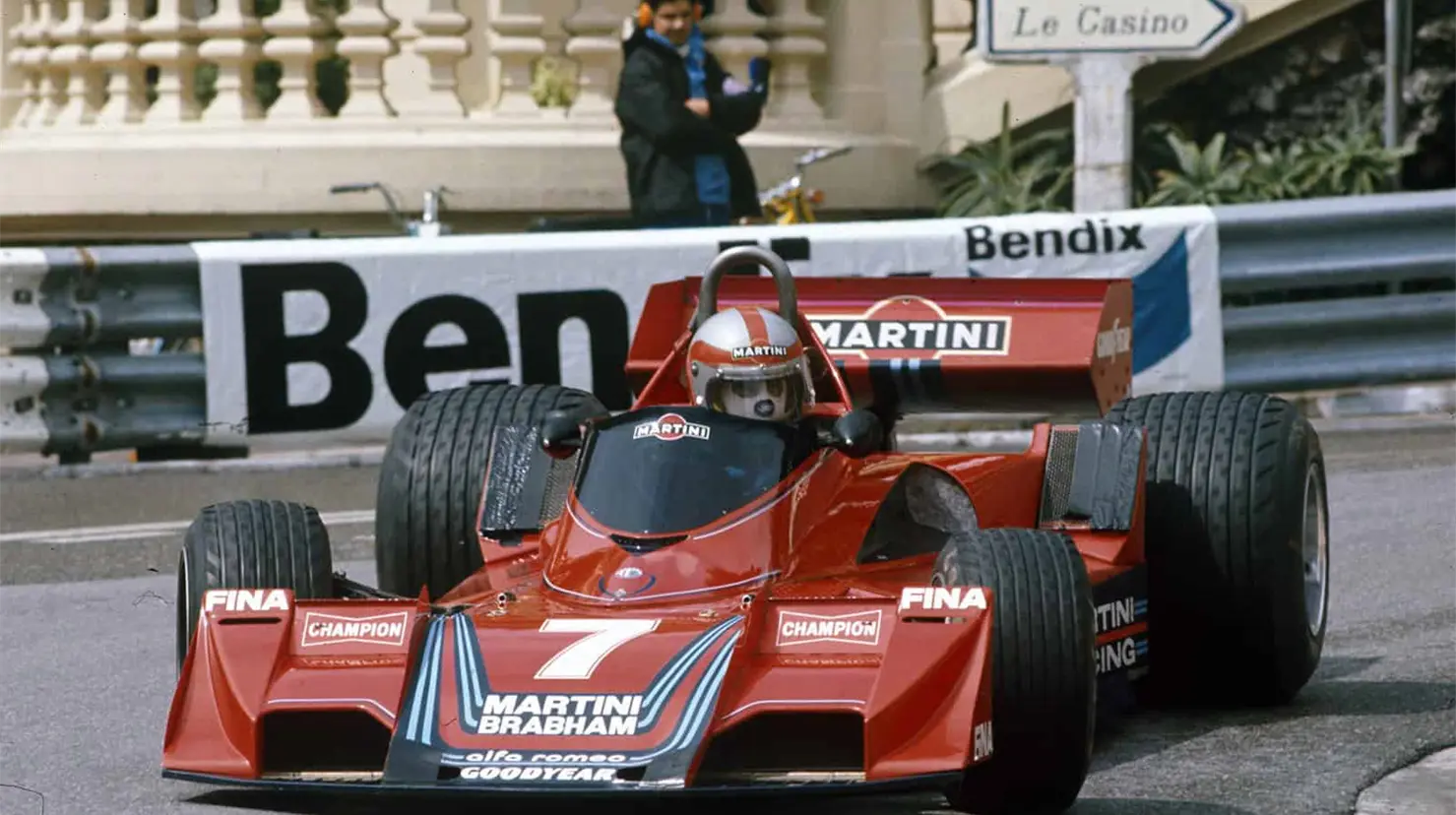 Jack Brabham no se rinde. Se baja, empuja y cruza la meta a puro esfuerzo. Tardó siete minutos, se desmayó al final… y ganó el campeonato.