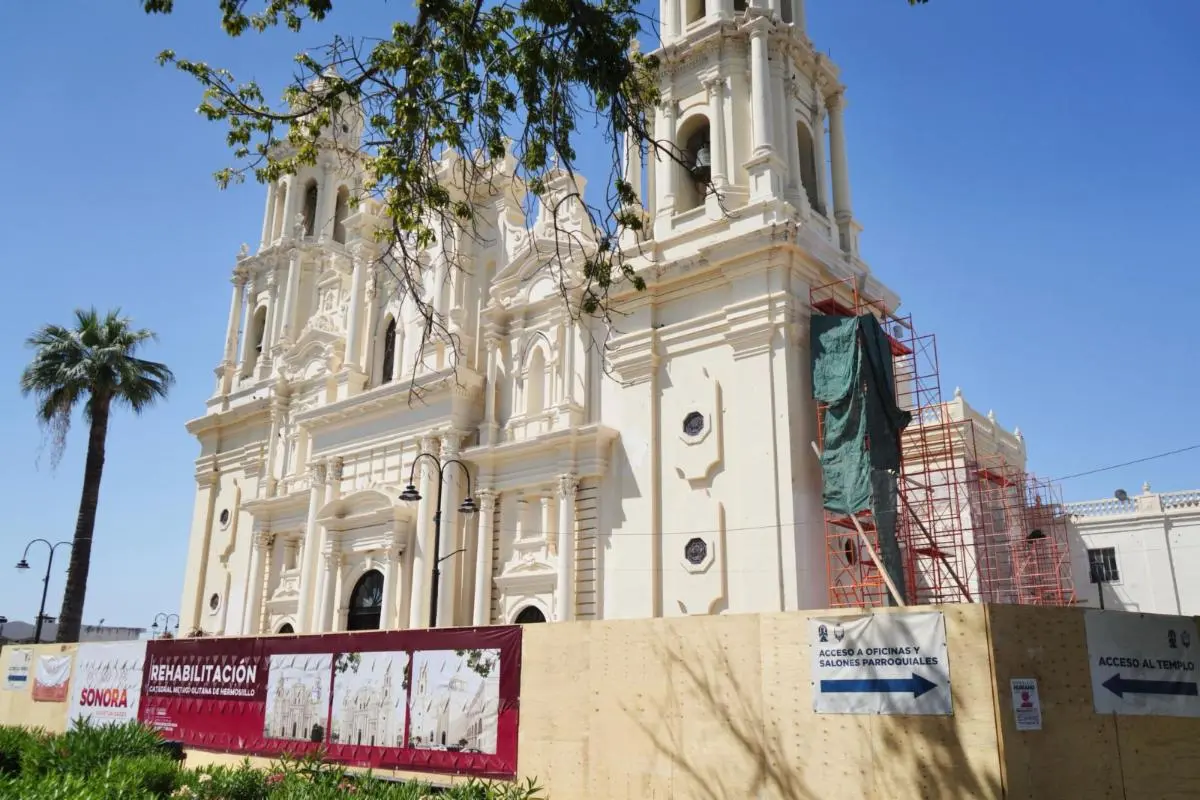 La actual catedral que beneficiará con esta restauración alrededor de 560 mil personas, fusiona elementos barrocos y neogóticos que reflejan la influencia de la arquitectura religiosa de la época cuando comenzó a construirse en 1877 para ser consagrada en 1908 y su cúpula poligonal se terminó en 1963