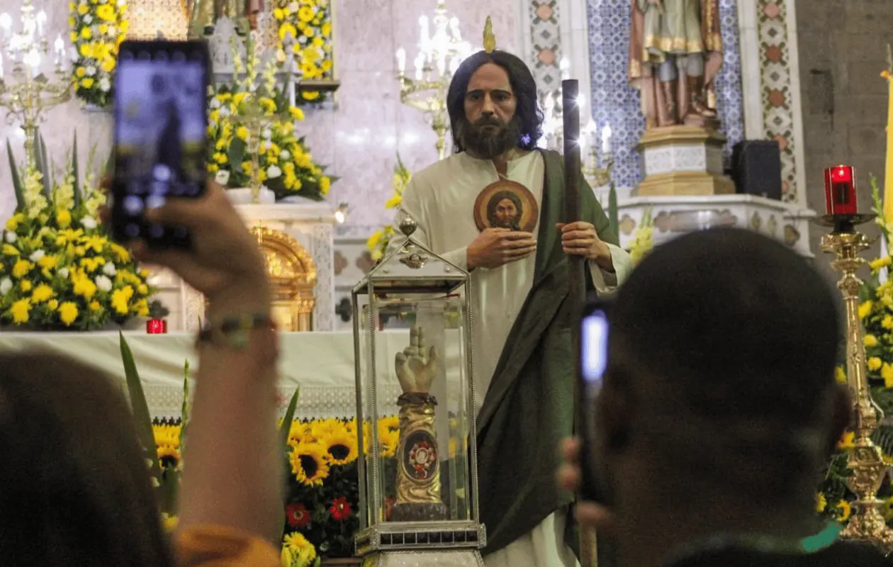 La veneración al santo no implica creer en cadenas milagrosas, amuletos o prácticas mágicas.