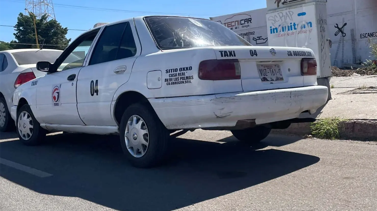 os taxistas llevan a los fieles a la iglesia desde las diferentes colonias y comunidades de la zona
