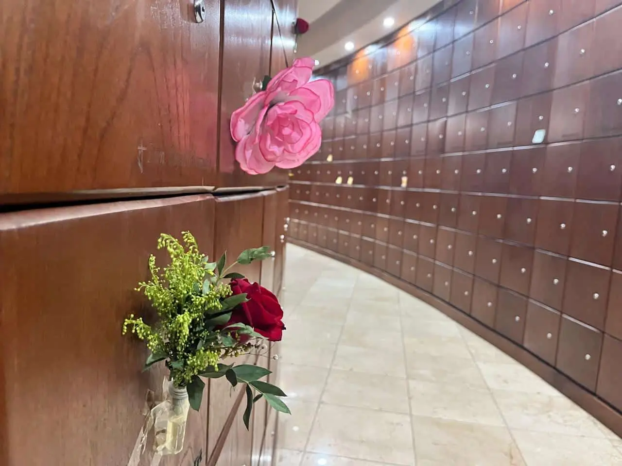 En el subterráneo de la Catedral del Sagrado Corazón de Jesús, hay cientos de nichos donde se han depositado cenizas de personas.