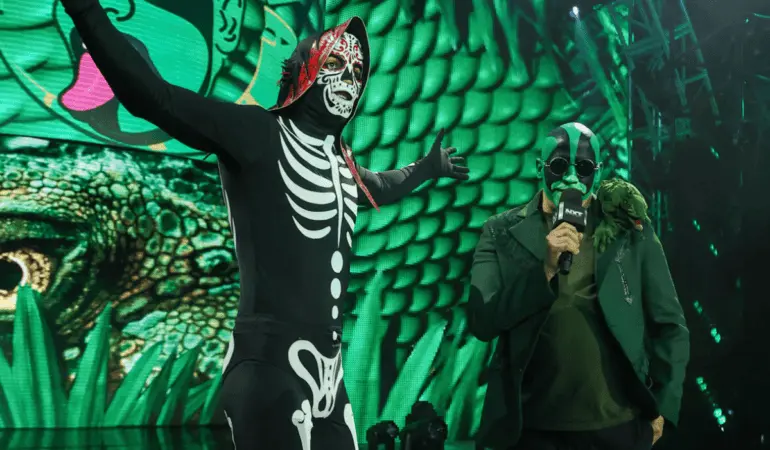 Increíble momento que pasa la lucha libre mexicana.