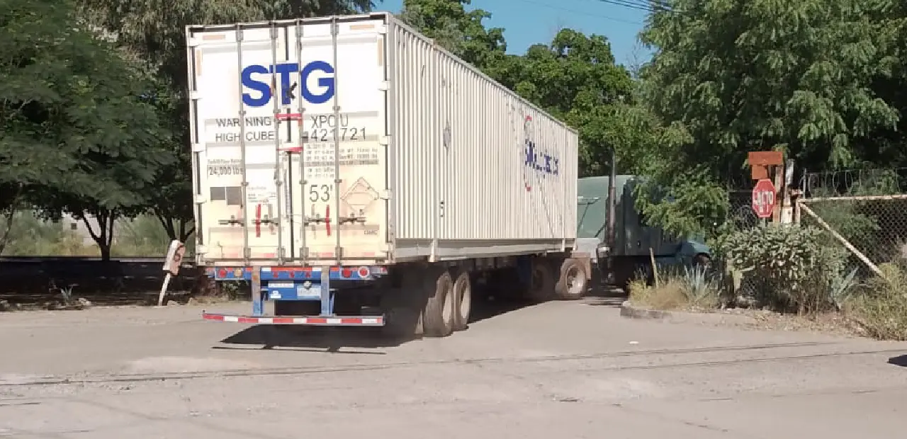 Cerrarían vecinos calles por tránsito de tráileres