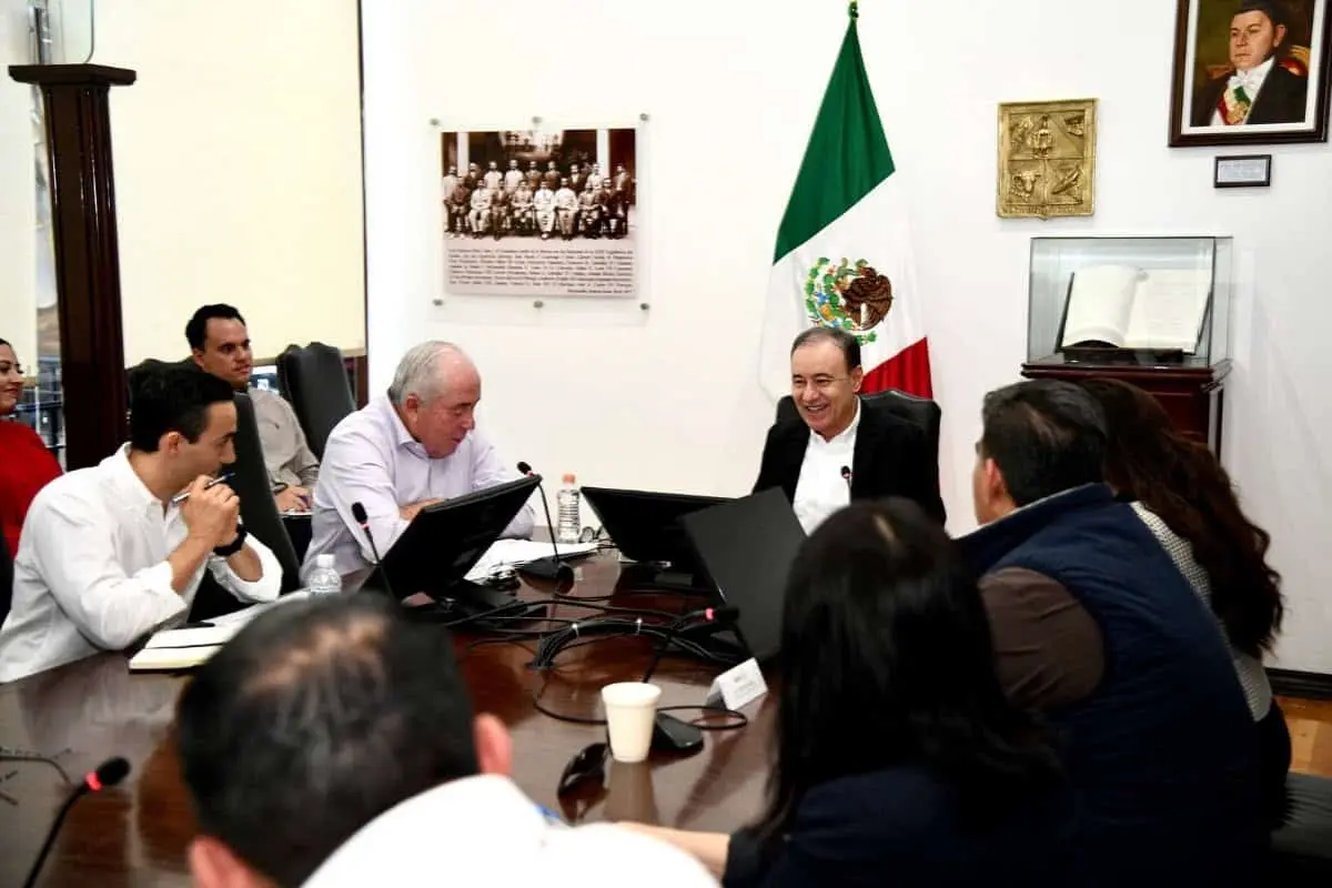 En el marco de esta reunión se acordó establecer una mesa de diálogo permanente con las autoridades federales y estatales.