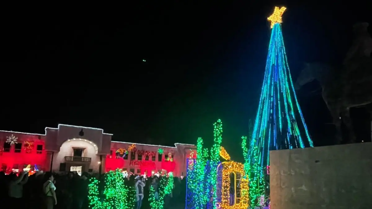 Cajeme se ilumina con encendido del árbol navideño