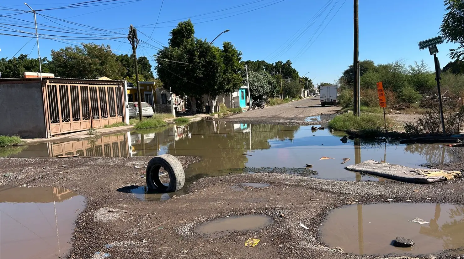 Piden vecinos atención urgente a fugas de agua en Urbi Villa del Real