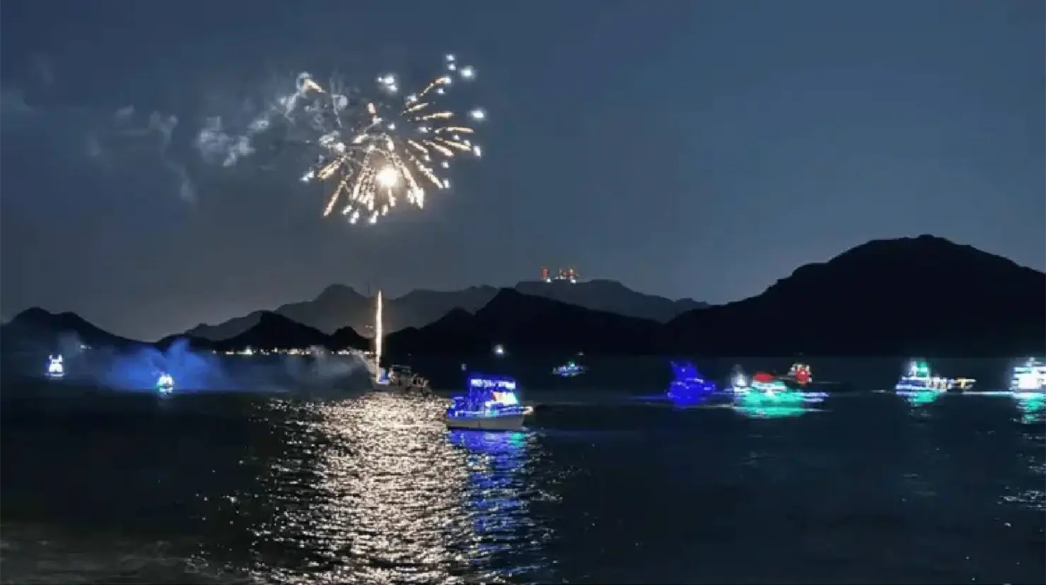 Desfile Navideño de Yates reúne a familias y visitantes en San Carlos
