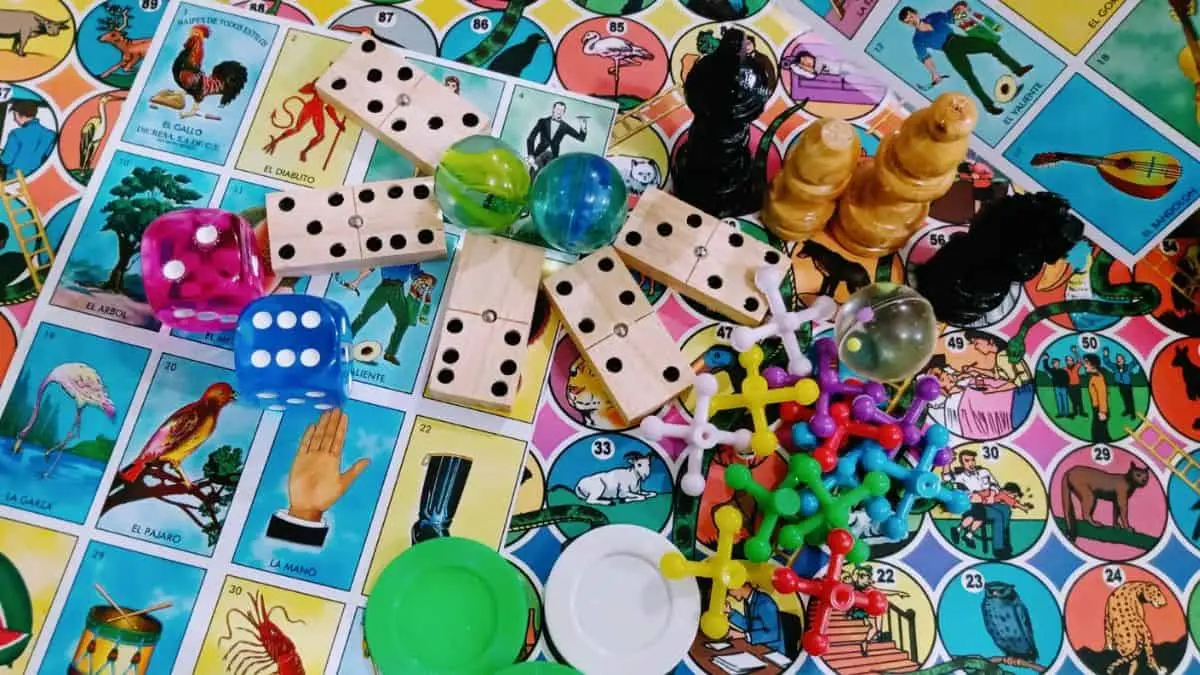 Familia y amigos pueden disfrutar de juegos de mesa clásicos durante una reunión navideña llena de risas y convivencia