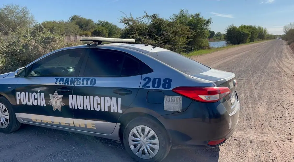 Cae pick up a Canal Bajo en Ciudad Obregón; hay una persona sin vida