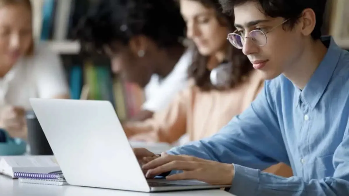 Jóvenes profesionales priorizan bienestar y flexibilidad por encima de ascensos dentro de sus trabajos