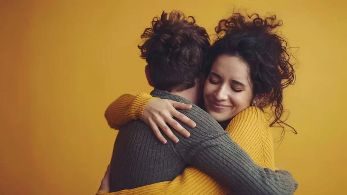 El abrazo es una de las formas más simples y efectivas de transmitir apoyo, afecto y seguridad entre las personas