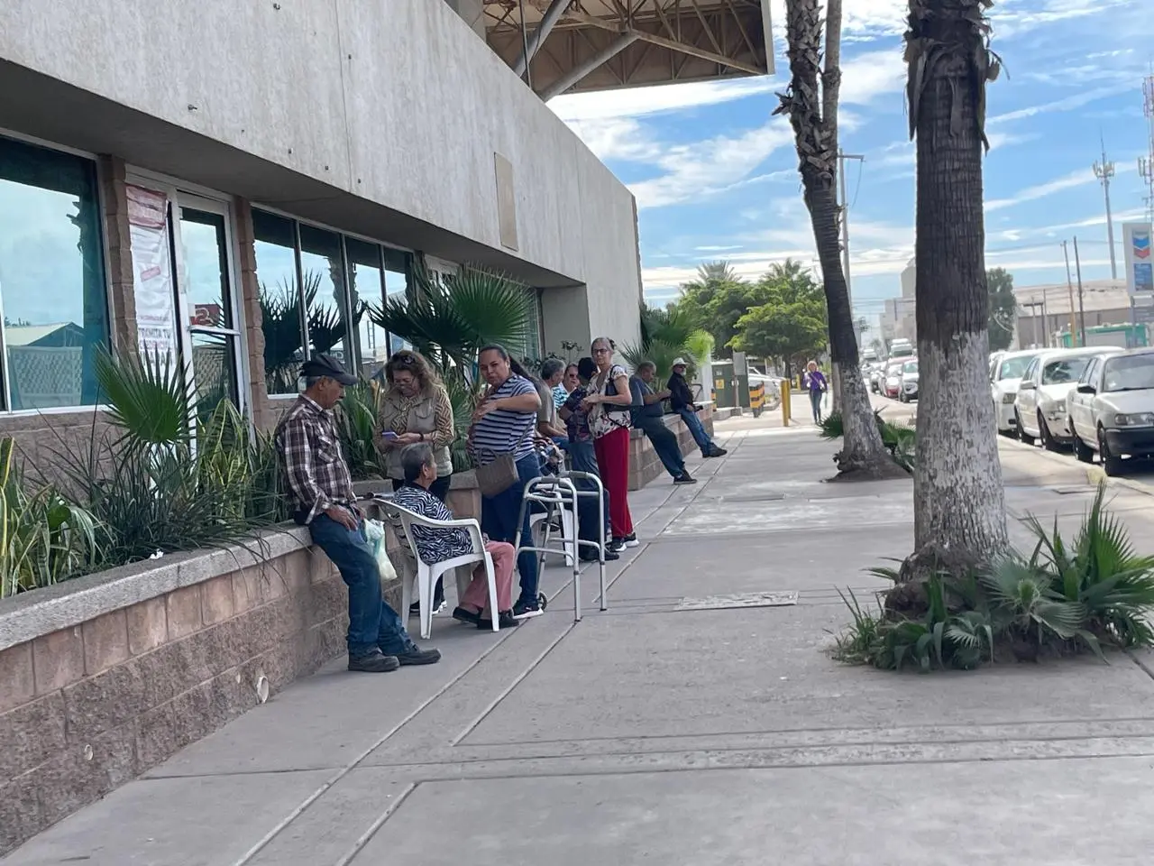 Se reciben entre 15 a 20 personas diarias, aunque no todas llevan los requisitos y se les orienta, lo que muestra la importancia que los adultos mayores se incorporen a los medios tecnológicos