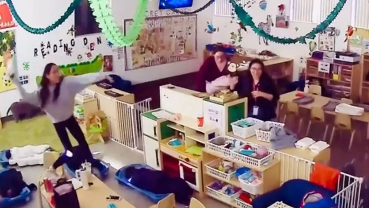 Así fue la agresión de una maestra a una niña con autismo en guardería, mientras otras trabajadoras se burlan