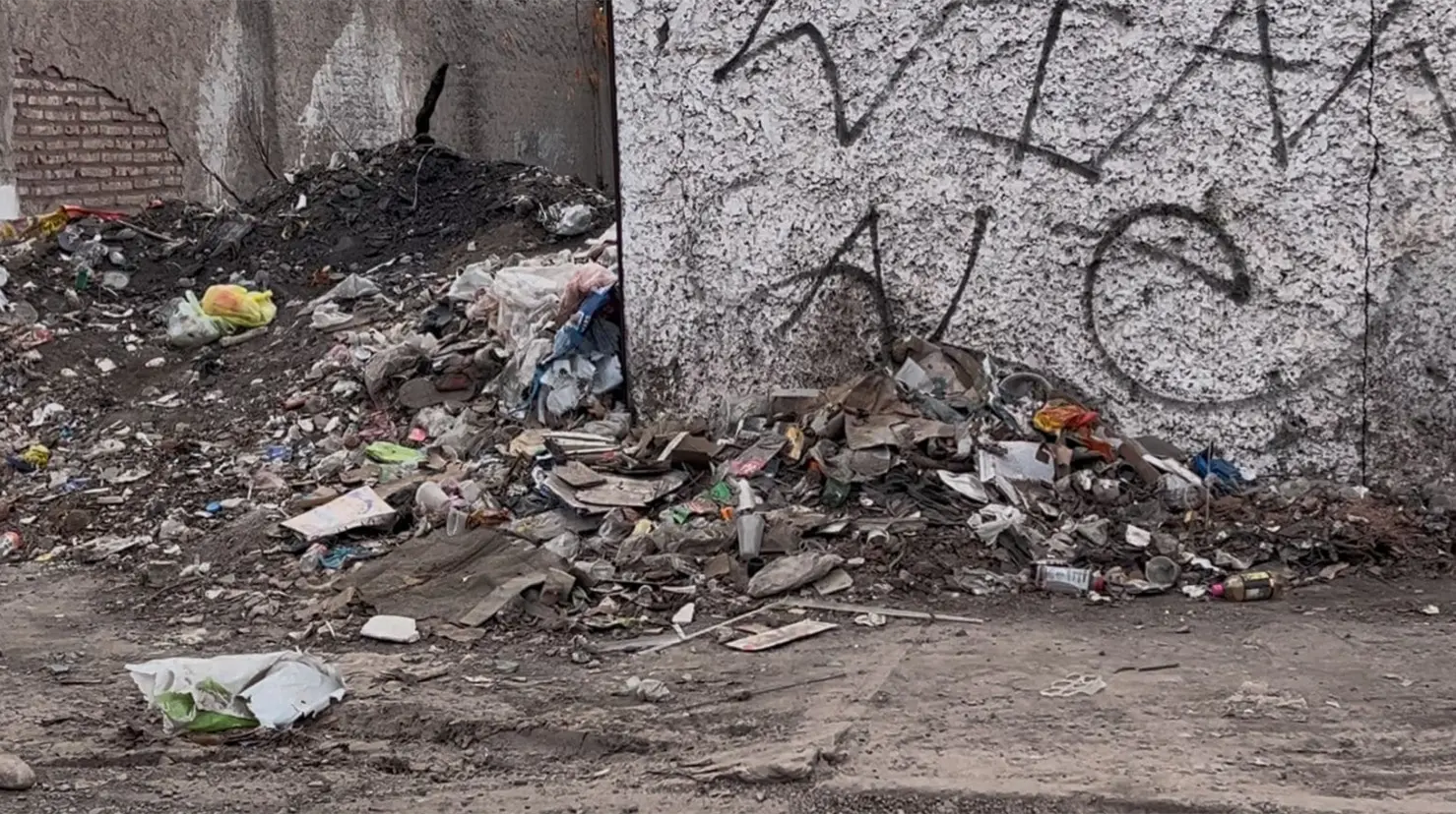 Vecinos de la colonia Constitución piden atención a escombros y basura