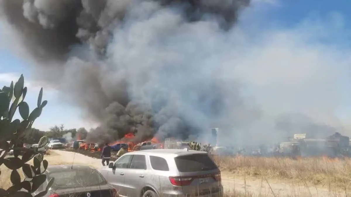 Voraz incendio arrasa con casi 200 autos en corralón de la Fiscalía de Tlaxcala