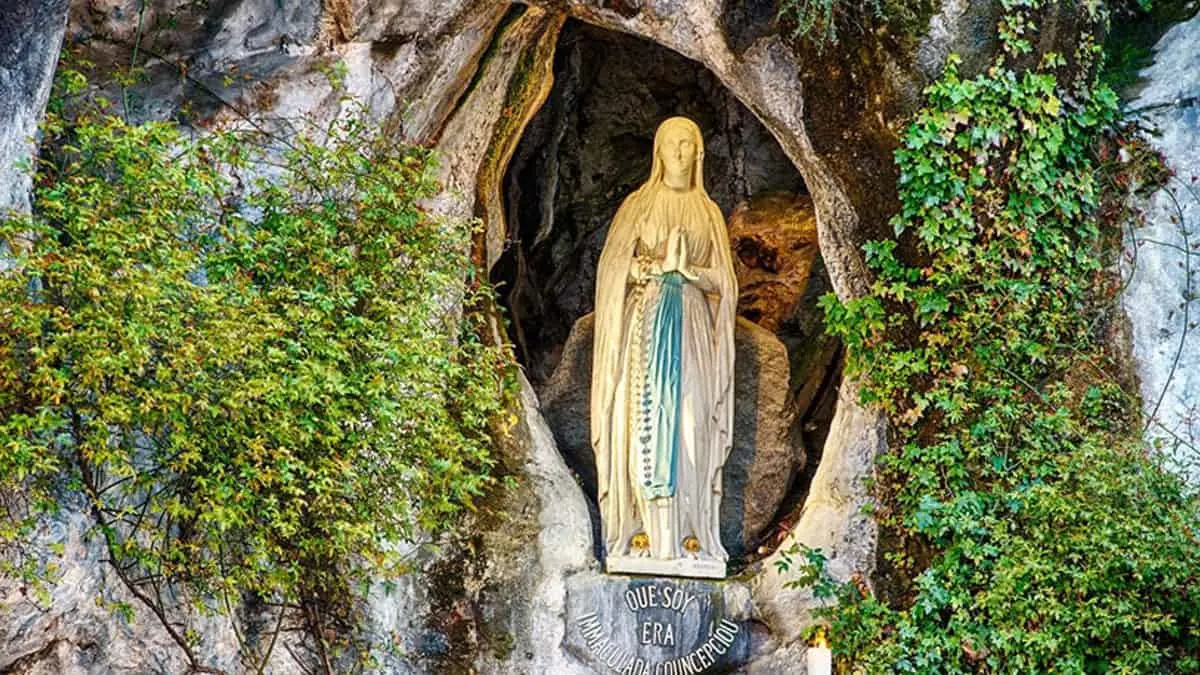 Uno de los hechos que más impactó fue el surgimiento de un manantial en la gruta, después de que Bernardita escarbó en el suelo siguiendo las indicaciones de la Nuestra Señora de Lourdes. Fotos: AciPrensa.