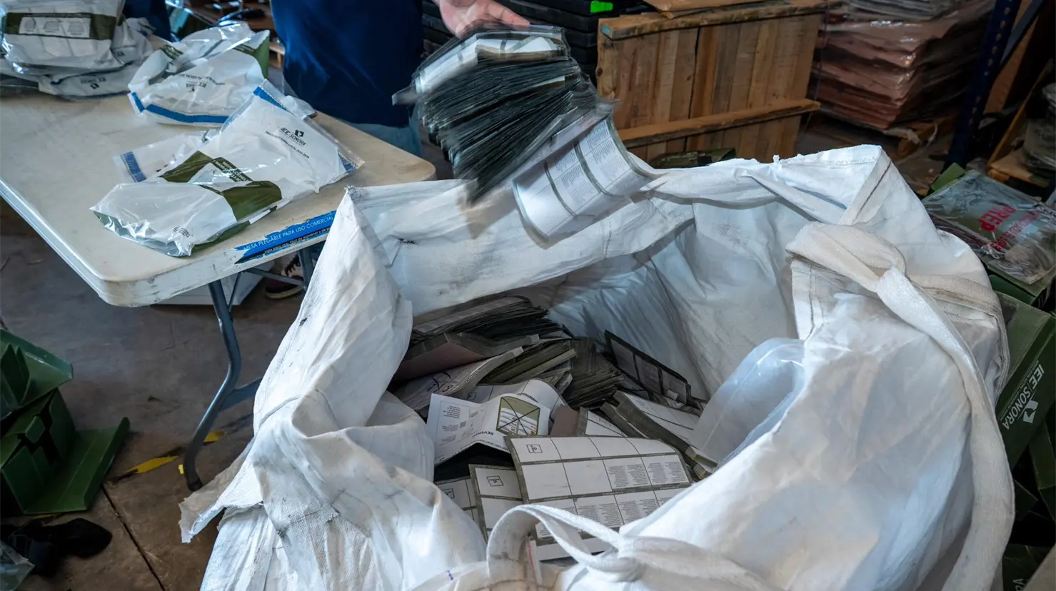 La empresa realizó el pesaje de la documentación entregado por el IEE Sonora y el personal de la dirección de organización, llevó a cabo la verificación y control de este pesaje. Los pesajes fueron: 33,360 kilos de papel y 1,505 de plástico