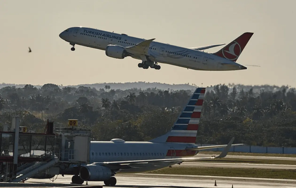 El aviso de la FAA prohibía operar aeronaves en el área afectada, excluyendo el espacio aéreo mexicano.