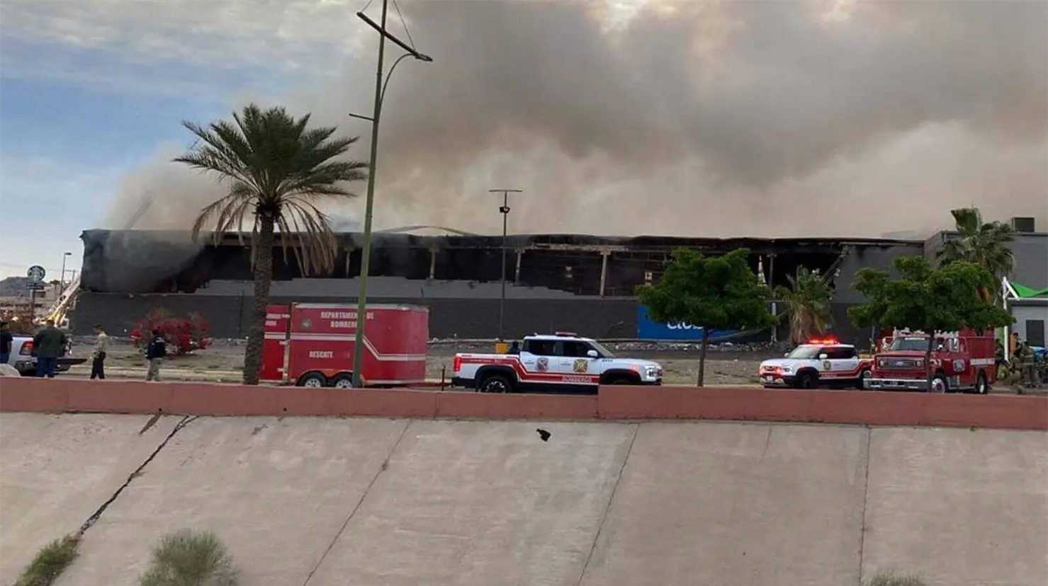 Cierre de calles, negocios y escuelas por incendio en Sam’s Club de Hermosillo