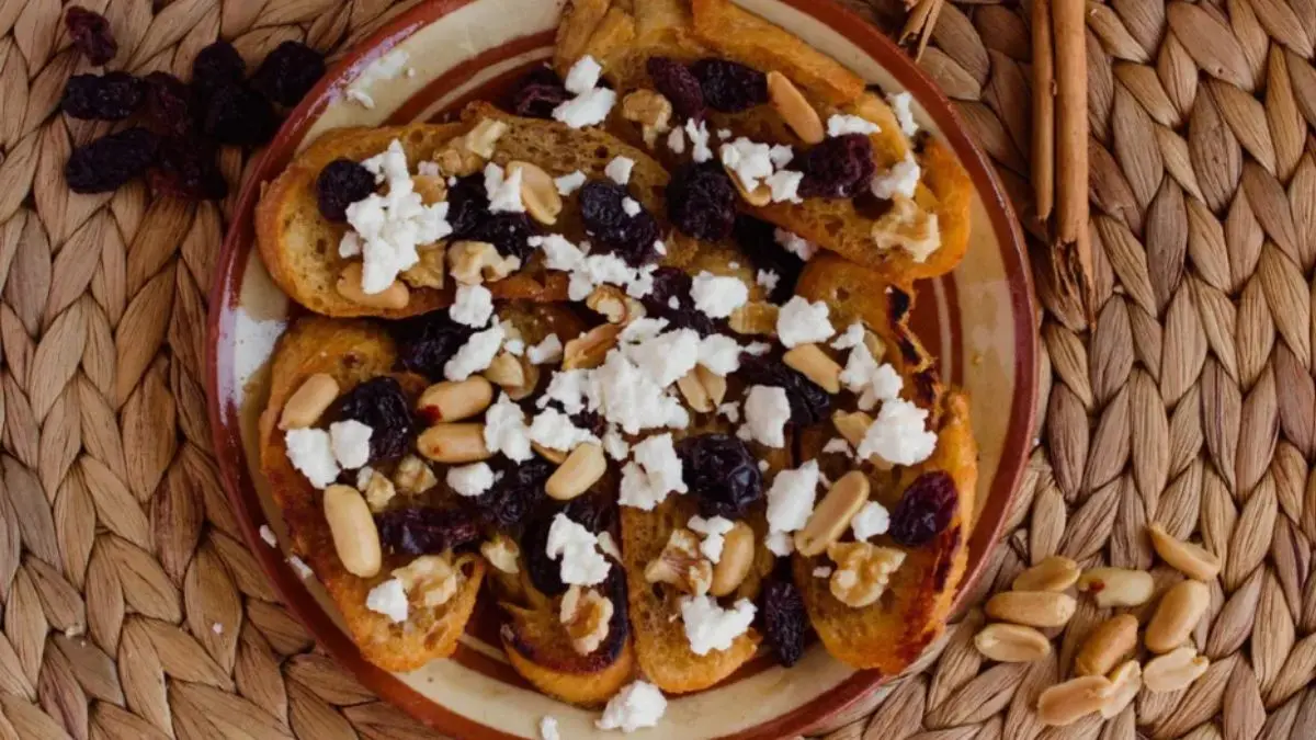 La capirotada es un postre emblemático de la Cuaresma que en Sonora se prepara con recetas tradicionales transmitidas de generación en generación