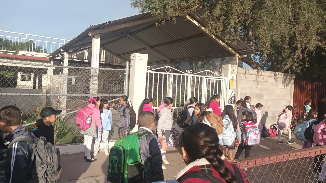 Los padres de familia solicitan que se asigne a un segundo maestro para que puedan abrir un grupo adicional en la primaria