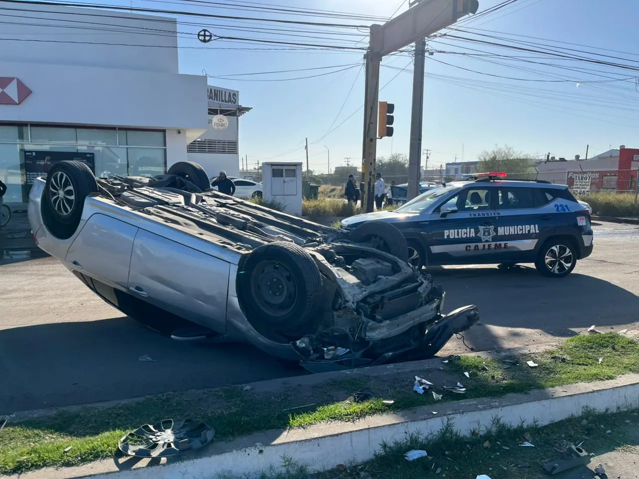 Vuelca automóvil en Norman E. Borlaug y bulevar Ramírez