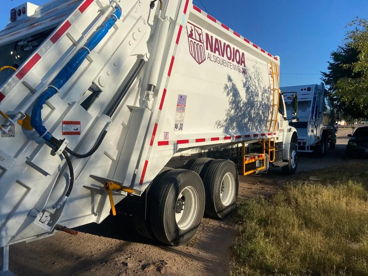 Entregan dos camiones recolectores a Navojoa