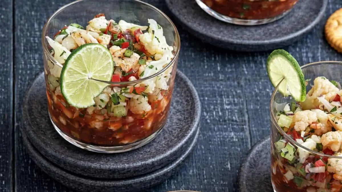 El ceviche de coliflor se ha convertido en una opción económica y rápida para preparar durante la temporada de Cuaresma.