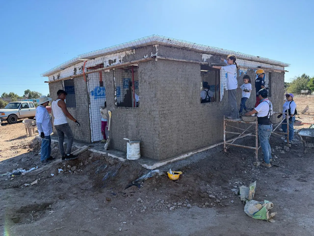 Construyen casas para familias en  Bahía de Lobos