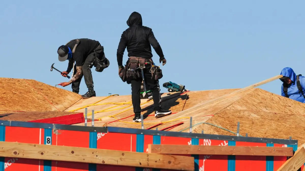 El sector de la construcción en Estados Unidos mantiene una alta demanda de trabajadores, con salarios que pueden alcanzar hasta mil 200 dólares semanales.