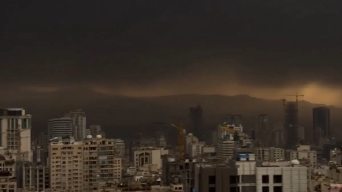 Nube negra y lluvia aceitosa cubren ciudades de Irán tras ataques a depósitos petroleros