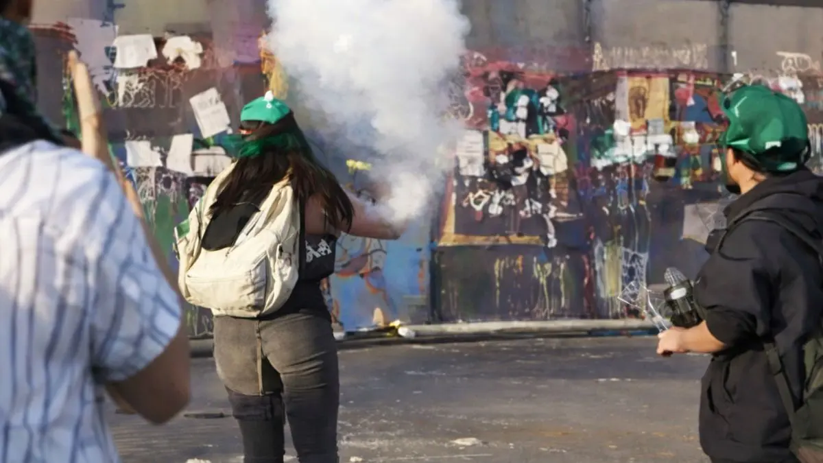 Servicios de emergencia atendieron a una manifestante tras la explosión de un petardo durante la marcha del 8 de marzo en la Ciudad de México.
