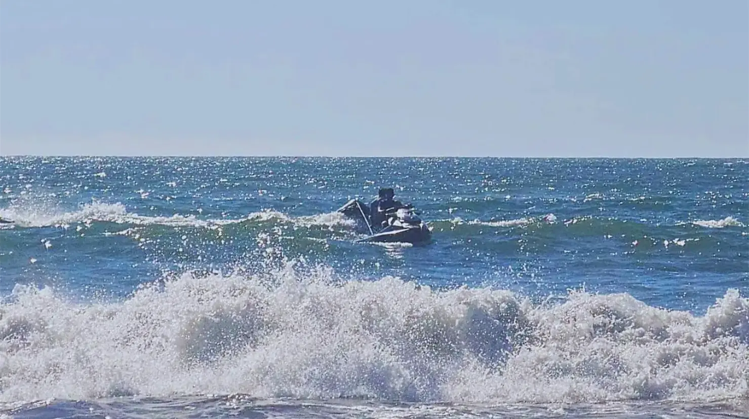 Rescatan a 13 bañistas en playas de Mazatlán tras fuerte oleaje; cuatro eran menores de edad