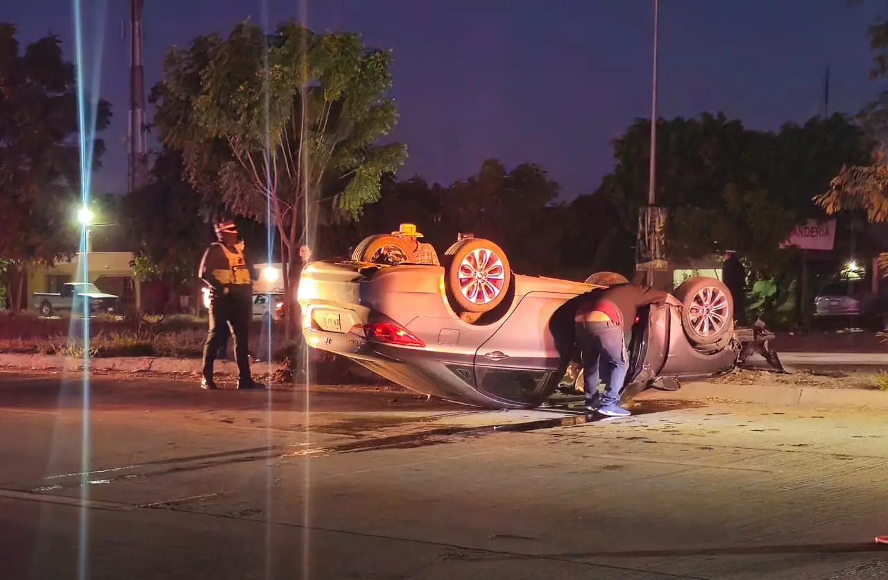 Se vuelca automóvil en Esperanza; hay tres lesionados