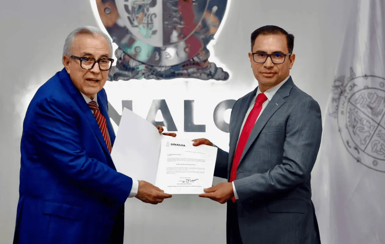 El gobernador de Sinaloa, Rubén Rocha Moya, le tomó protesta este día.